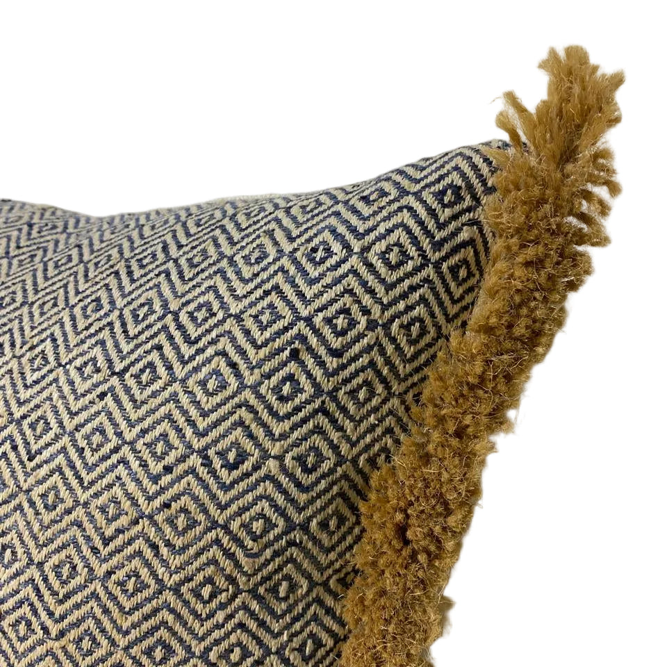 FRINGED SCATTER CUSHION INCLUDING INNER