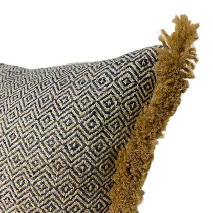 FRINGED SCATTER CUSHION INCLUDING INNER