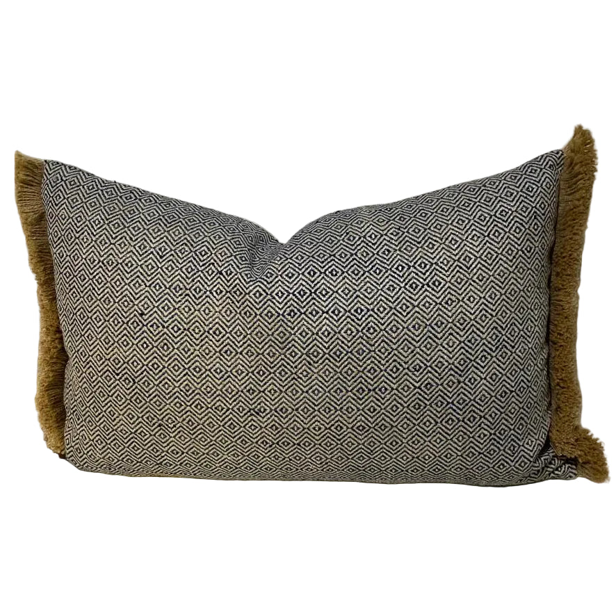 FRINGED SCATTER CUSHION INCLUDING INNER
