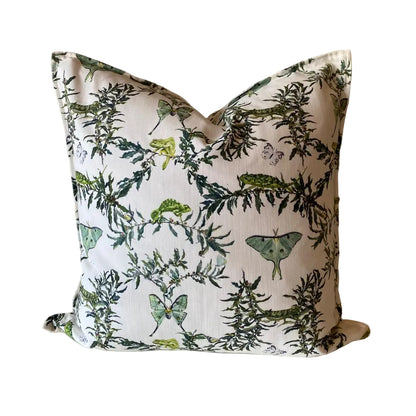 Decorative pillow with nature-themed pattern Chameleon scatter