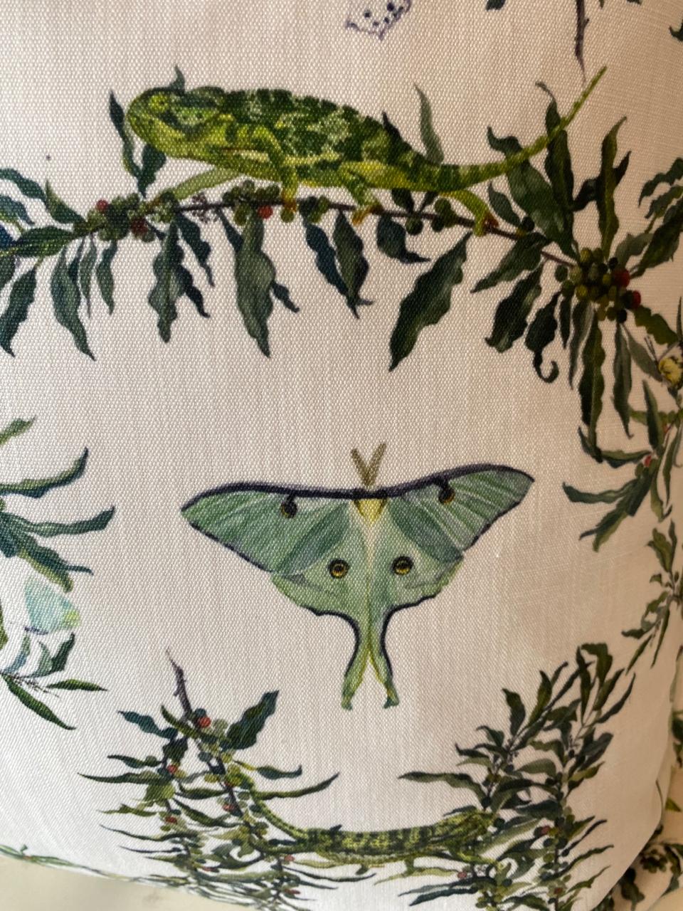 Decorative pillow with nature-themed pattern Chameleon scatter