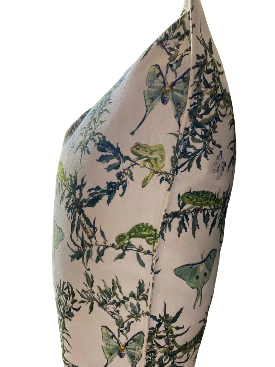 Decorative pillow with nature-themed pattern Chameleon scatter