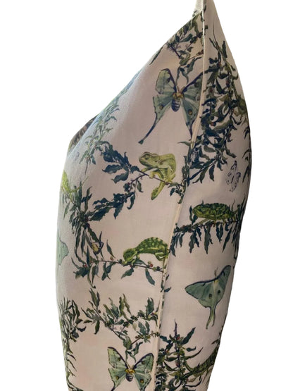 Decorative pillow with nature-themed pattern Chameleon scatter