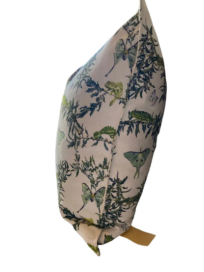 Decorative pillow with nature-themed pattern Chameleon scatter